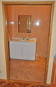 a bathroom with a sink and a mirror at Hotel Tekarera - Kainga Nui in Hanga Roa