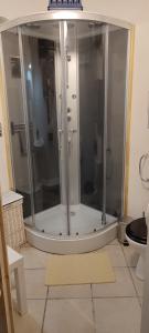La salle de bains est pourvue d'une douche et d'un tapis jaune. dans l'établissement Studio de la Baie, à Langueux