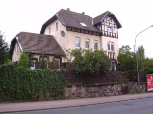 a large house on the side of a street at Gemütliche Wohnung 2 Et Inkl Parkplatz nach Verfügbarkeit in Essen