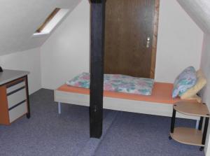 a small room with a bunk bed and a desk at Gemütliche Wohnung 2 Et Inkl Parkplatz nach Verfügbarkeit in Essen