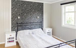 1 dormitorio con 1 cama con pared en blanco y negro en Gorgeous Home In Matre With Wifi en Bauge