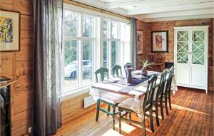 ein Esszimmer mit einem Tisch, Stühlen und einem Fenster in der Unterkunft Gorgeous Home In Matre With Wifi in Bauge
