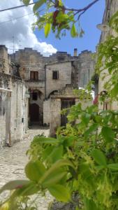 Une ruelle dans une vieille ville avec des bâtiments dans l'établissement Il Geco, à Matera