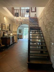 a staircase in a room with a brick wall at A Casa di Maica in Gualdo