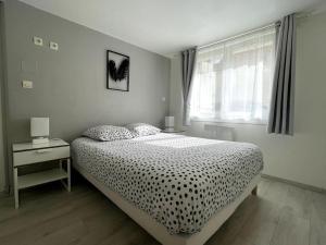 um quarto branco com uma cama e uma janela em Maison de ville, centre de Provins em Provins