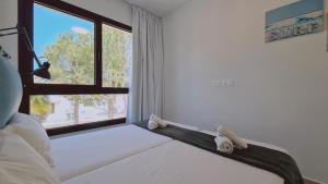 um quarto com uma cama e uma janela com toalhas em STAY Sunshine Aura em Protaras