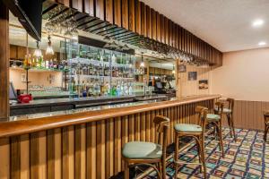 eine Bar mit vier Hockern in einem Zimmer in der Unterkunft Clarion Hotel Anaheim Resort in Anaheim