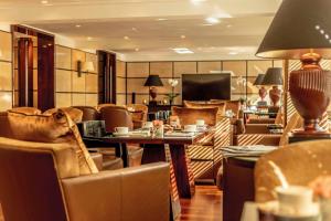 un ristorante con sedie e tavolo con dog-sitter di Hyatt Regency Casablanca a Casablanca