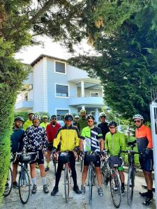 um grupo de pessoas em bicicletas em frente a um edifício em Hotel Vila Arbri em Berati