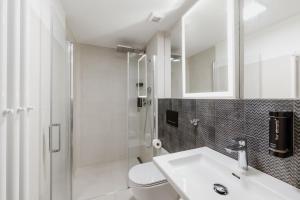 ein Bad mit einem WC, einem Waschbecken und einer Dusche in der Unterkunft Penzion Austis in Znojmo