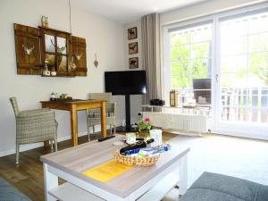 a living room with a table and a tv at Ferienwohnung Krekel in ruhiger Lage inklusiv Wäschepaket, WLAN, Parkplatz in Braunlage