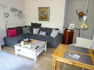 a living room with a couch and a coffee table at Ferienwohnung Krekel in ruhiger Lage inklusiv Wäschepaket, WLAN, Parkplatz in Braunlage