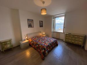 um quarto com uma cama e uma janela em Wonderful Stresa apartment em Stresa