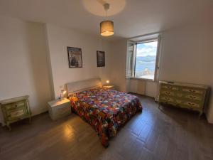 Ένα ή περισσότερα κρεβάτια σε δωμάτιο στο Wonderful Stresa apartment