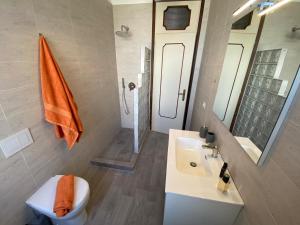 Ένα μπάνιο στο Wonderful Stresa apartment +26 φωτογραφίες