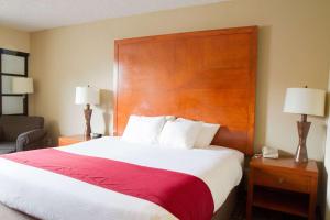 Postel nebo postele na pokoji v ubytování Wyndham Garden Medicine Hat Conference Center