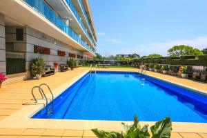 Bazén v ubytovaní LITORAL COSTA DORADA - TORRESOL 2 15 Only families alebo v jeho blízkosti
