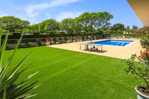 Bazén v ubytovaní LITORAL COSTA DORADA - TORRESOL 2 15 Only families alebo v jeho blízkosti