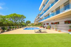 Bazén v ubytovaní LITORAL COSTA DORADA - TORRESOL 2 15 Only families alebo v jeho blízkosti