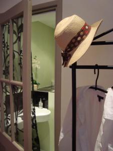 a straw hat on a pole next to a bathroom at Maison l'épicurienne in Les Sables-d'Olonne