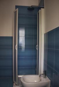 La salle de bains est pourvue d'une douche en verre et d'un lavabo. dans l'établissement B&B Virolì, à Vieste