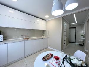 Kuchyň nebo kuchyňský kout v ubytování Luxury apartments + 16 fotografií