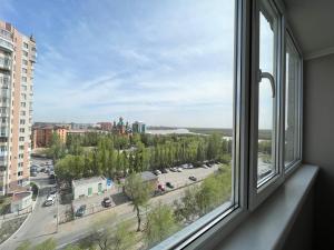 uma janela com vista para uma cidade em Luxury apartments em Pavlodar