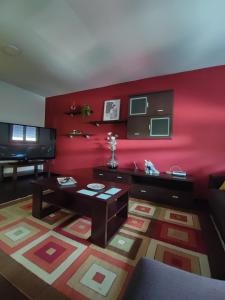 sala de estar con pared roja en CarreraHouses Campito, en Vigo