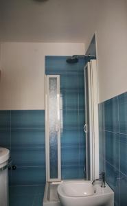La salle de bains est pourvue d'une douche, de toilettes et d'un lavabo. dans l'établissement B&B Virolì, à Vieste