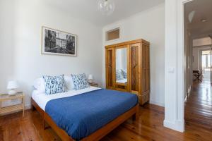 1 dormitorio con 1 cama con edredón azul en White & Blue Vintage Home in Graça en Lisboa