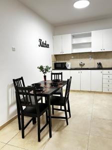 a dining room table and chairs in a kitchen at דירת 4 חדרים מול הים in Bat Yam