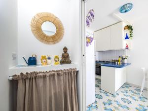 Blue Waves في بوسيتانو: مطبخ مع دواليب بيضاء ومرآة