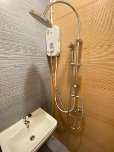 W łazience znajduje się prysznic i umywalka. w obiekcie Baan Hall Hostel w mieście Khon Kaen