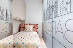 Un dormitorio con una cama y una pared con dibujos. en II-II Hub Luxury New Apartments en Barcelona