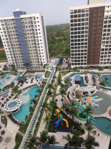 Una vista aérea de un parque acuático en un resort. en Salinas Premium Resort, en Salinópolis