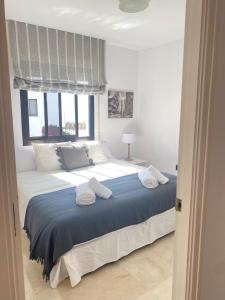 sypialnia z dużym łóżkiem i ręcznikami na nim w obiekcie Homey Home Guadalvillas 91 w Marbelli