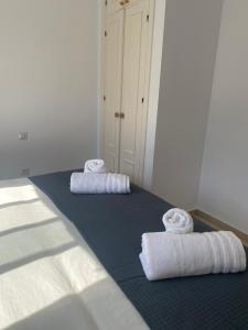 dwa ręczniki siedzące na łóżku w pokoju w obiekcie Homey Home Guadalvillas 91 w Marbelli