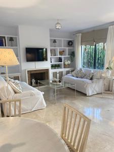 salon z kanapą i stołem w obiekcie Homey Home Guadalvillas 91 w Marbelli +28 zdjęć