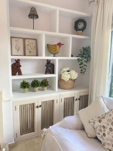 una habitación con estanterías blancas con macetas. en Homey Home Guadalvillas 91 en Marbella