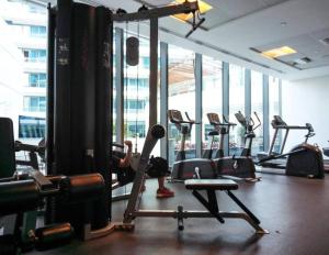 siłownia z rzędami sprzętu do ćwiczeń w budynku w obiekcie Studio with a view in the top location w Dubaju