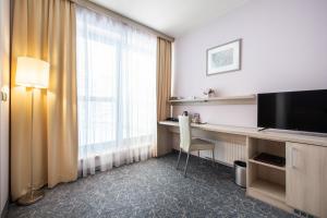 Uma televisão e/ou sistema de entretenimento em Hotel Mlynska