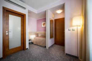 Uma cama ou camas num quarto em Hotel Mlynska