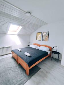 - une chambre avec un lit et 2 serviettes dans l'établissement Udoban stan sa terasom u mirnom okruženju, à Zagreb