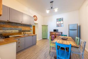 a kitchen and dining room with a table and chairs at CozyFlat in the central Arad in Arad