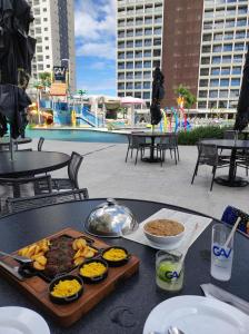 una bandeja de comida encima de una mesa en Salinas Premium Resort, en Salinópolis
