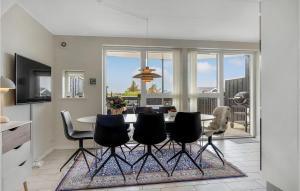 a dining room with a table and chairs at Awesome Home In Lkken With 3 Bedrooms And Wifi in Løkken