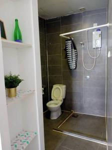 ein Bad mit einem WC und einer Duschkabine in der Unterkunft Eternally Studio Empire Damansara/Wi fi/Netflix in Petaling Jaya