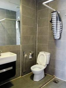 ein Bad mit einer Dusche, einem WC und einem Waschbecken in der Unterkunft Eternally Studio Empire Damansara/Wi fi/Netflix in Petaling Jaya