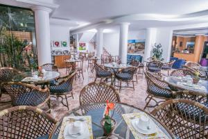 Restoran atau tempat lain untuk makan di Ideal Praia Hotel