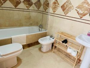 Um banheiro em Apartamentos Dulcemar Frente al Mar con zona SPA